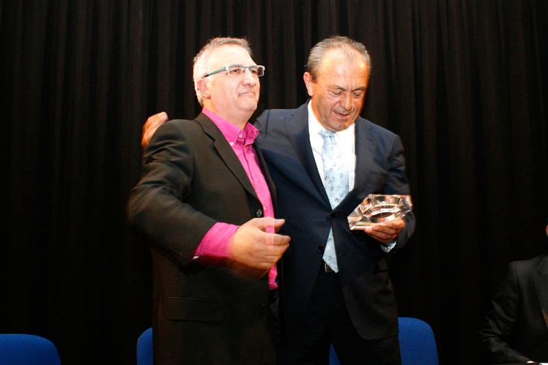 Momento en el que Marcano recibe el premio