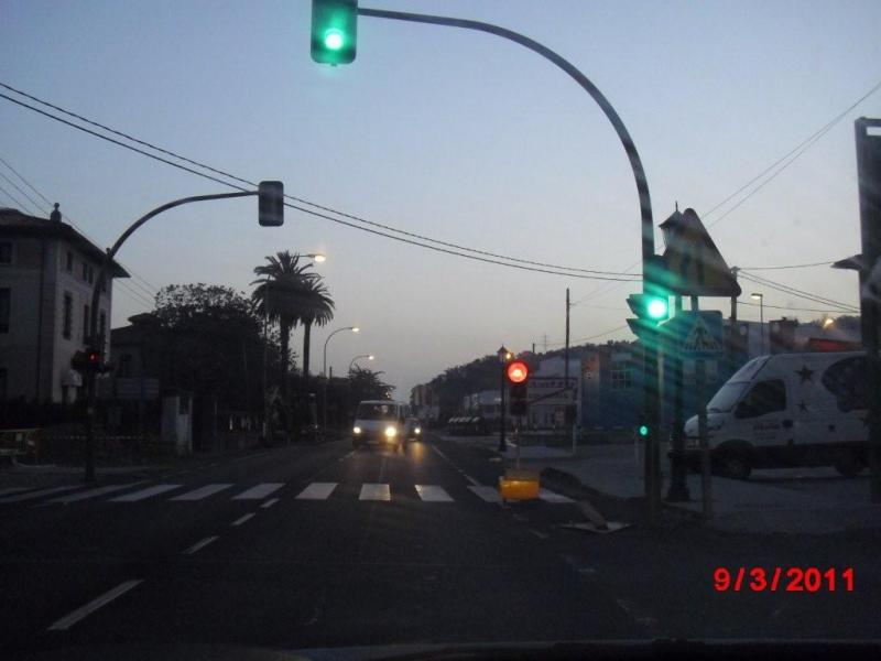Situaci?n de peligro en la N-634 al estar activados dos sem?foros, uno de obra, en menos de diez metros.
