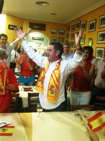 Revilla celebra una de las victorias de Selecci?n Espa?ola en el Mundial