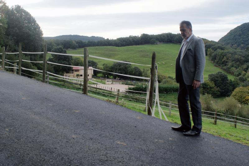 Jos? Miguel Bringas durante su visita a Tarrueza, para comprobar la finalizaci?n de los trabajos
