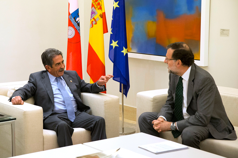 El presidente de Cantabria, Miguel Ángel Revilla, en una imagen de archivo de la Agencia Efe durante un encuentro con Mariano Rajoy.