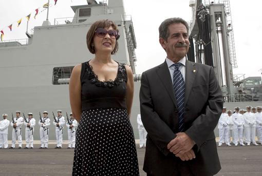 Miguel ?ngel Revilla y Aurora D?az ante el 'Cantabria'
