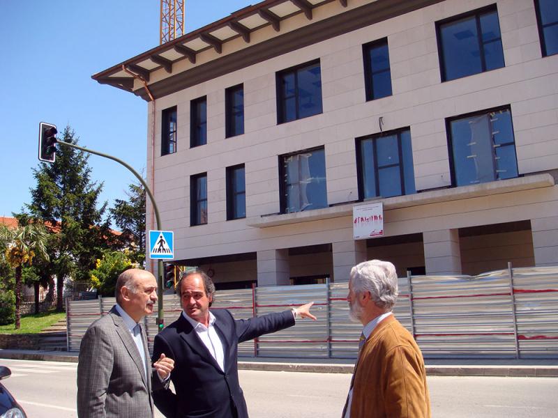 Maz?n, ante la nueva sede del Ayuntamiento, junto con el alcalde de Selaya, Jos? Luis Cobo (centro), y el director general de Carreteras, Manuel del Jesus (derecha)