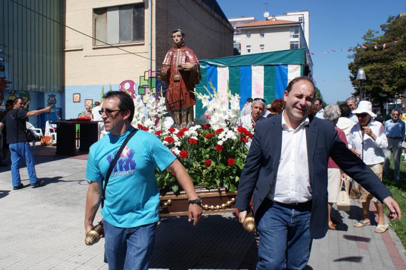 Pedro Diego, a la derecha, ha ayudado a los organizadores a recoger al Santo