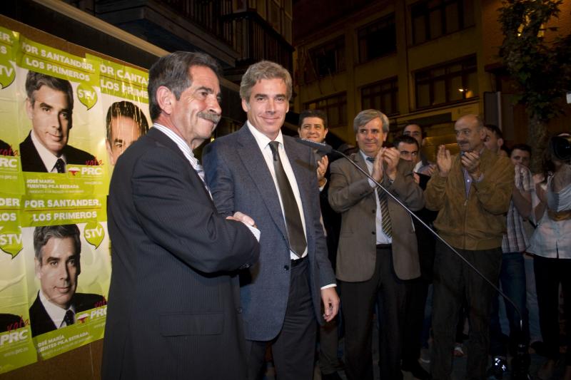 Revilla y Fuentes Pila se saludan tras pegar los carteles