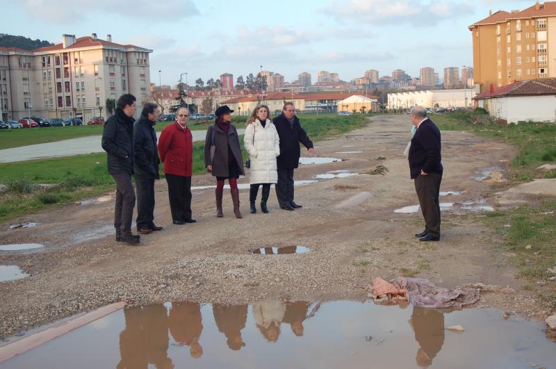 Concejales regionalistas junto a varios vecinos comprueban estado actual de la carretera