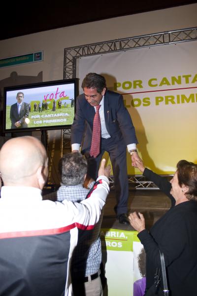 Revilla saluda a los asistentes al t?rmino del mitin de Comillas