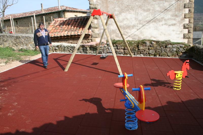 Ruijas y Población de Abajo ya cuentan con parque infantil