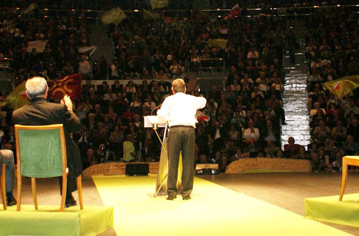 Revilla se dirige al p?blico que llen? la Sala Argenta del Palacio de Festivales