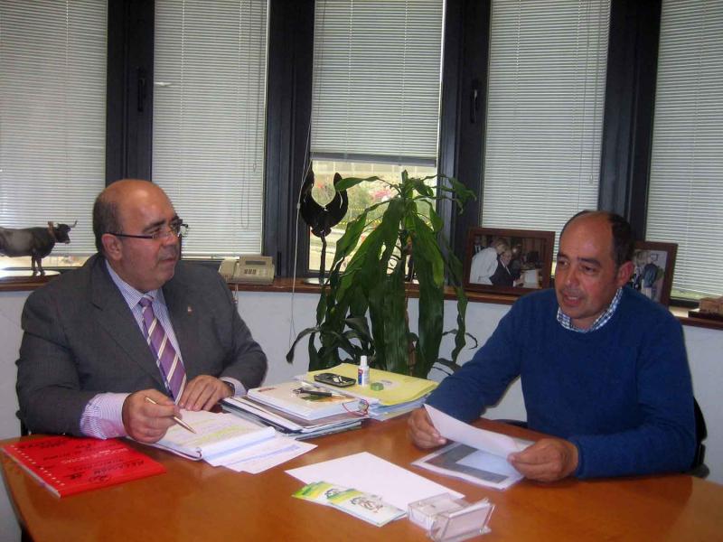El consejero Jes?s ria y el concejal regionalista en Arenas de Igu?a Pablo G?mez, durante su reuni?n en la sede de la Consejer?a