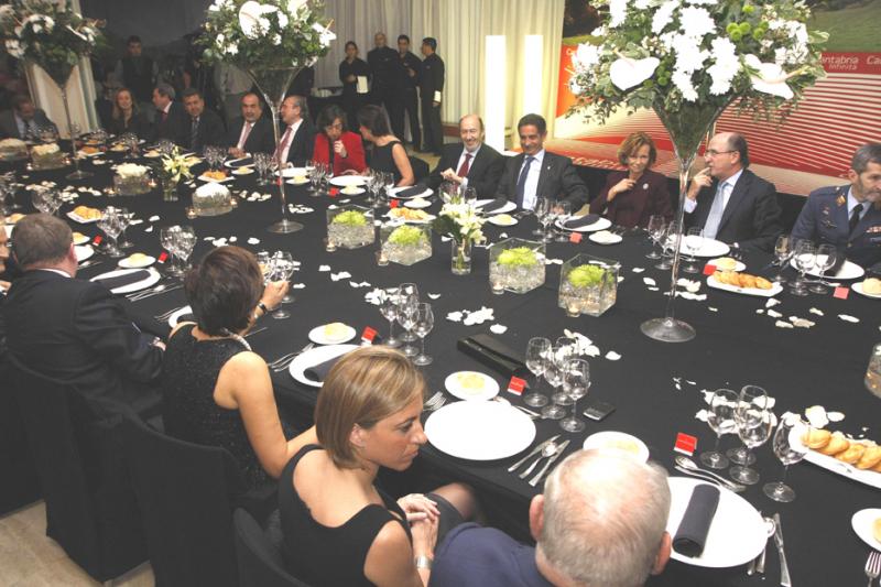 Vista de la mesa presidencial de la cena promocional de Cantabria en Fitur