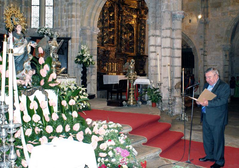 Santos Fern?ndez Revolvo durante la ofrenda a la Virgen de la Asunci?n
