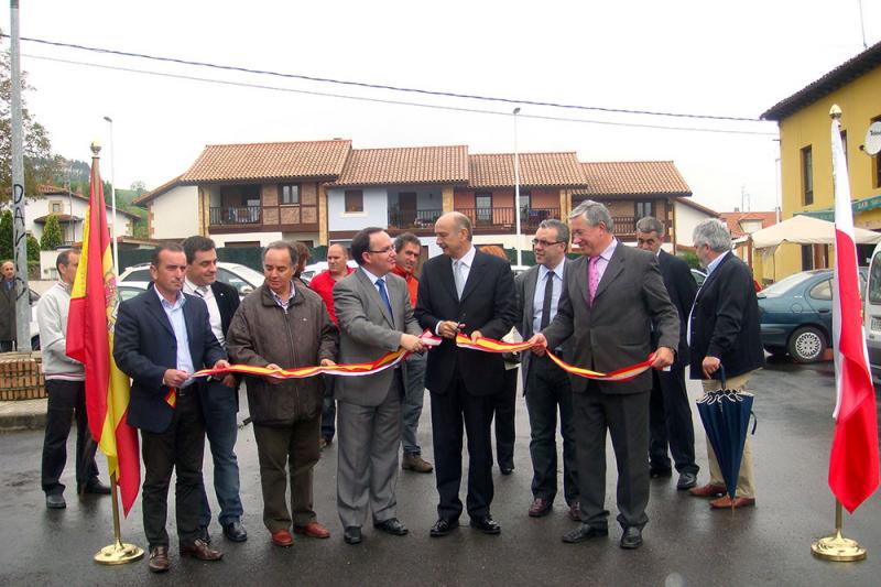 El consejero de Obras P?blicas corta la cinta inaugural de las obras en Helguera
