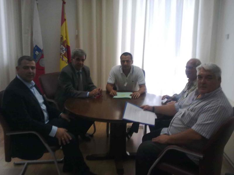 De la Sierra junto con los regionalistas de Colindres en la reuni?n con los pescadores deportivos