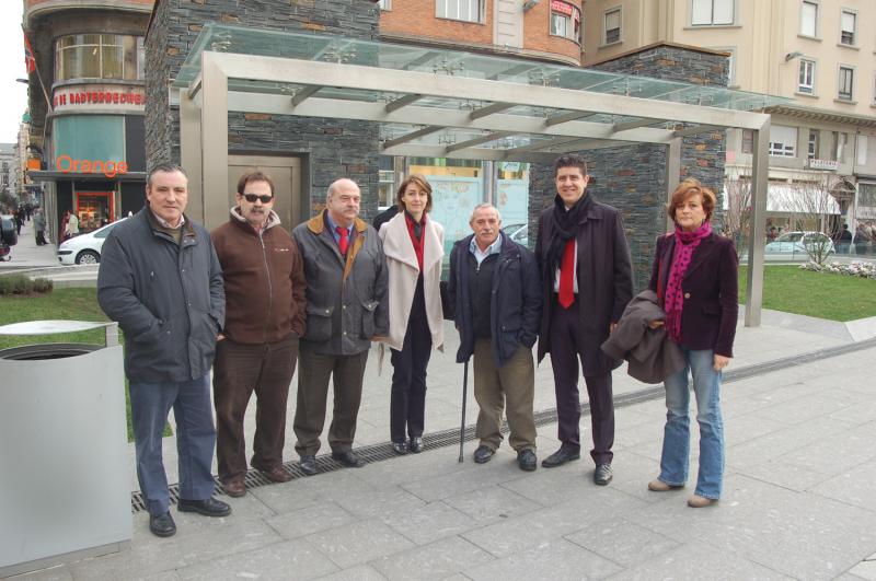 El portavoz regionalista, Francisco Sierra y los concejales Luis Herrera, Concepci?n Solanas y Antonio Perez, junto a Amparo Coterillo, coordinadora del PRC del distrito centro y representantes de co