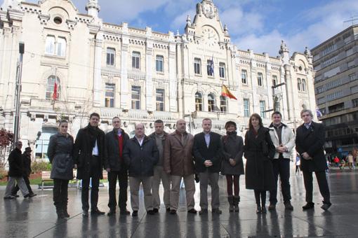 Mediavilla junto al equipo de colaboradores que ha participado en la redacci?n de la ponencia.