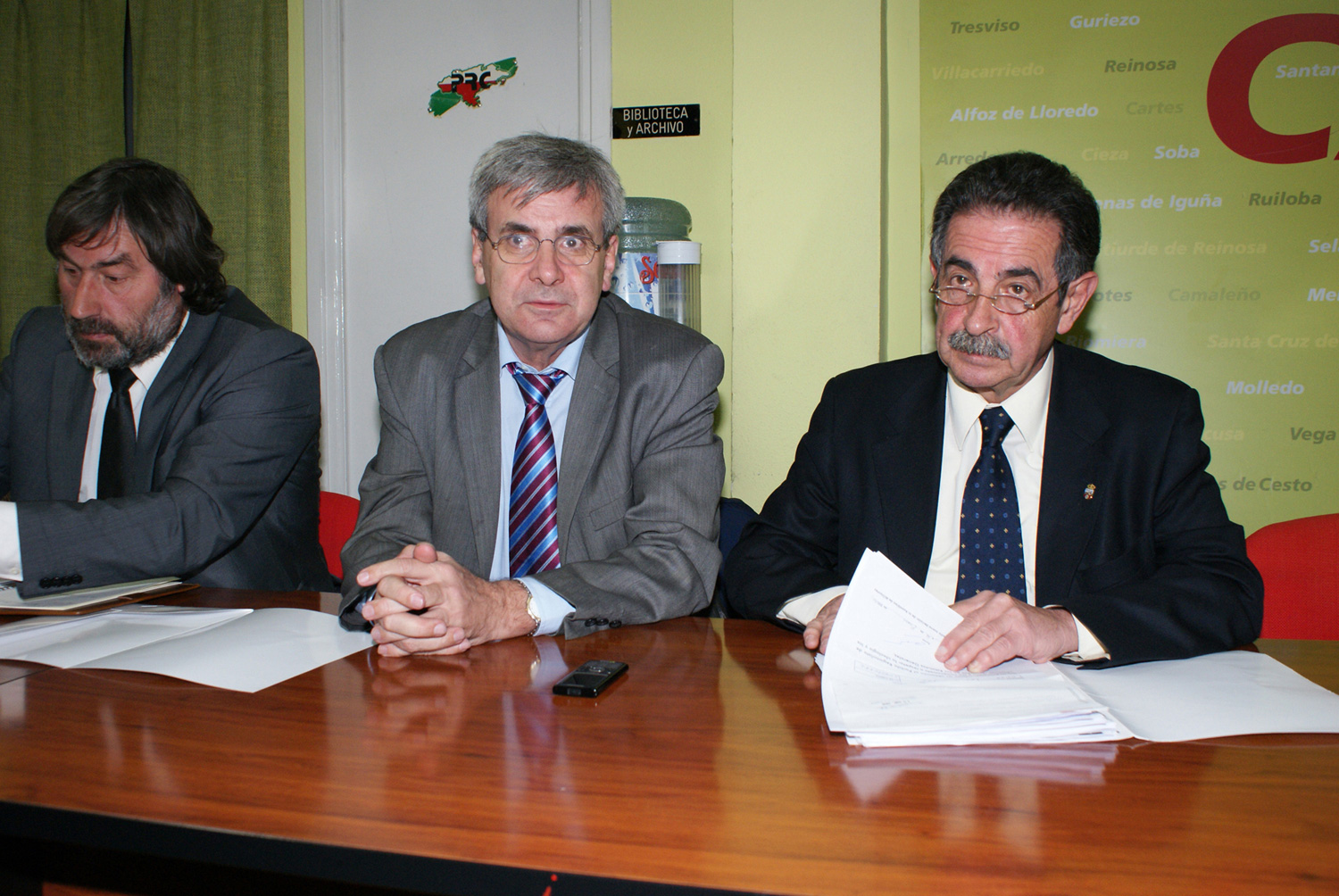 Fernando Fern?ndez, Rafael de la Sierra y Revilla, durante la reuni?n del Comit? Ejecutivo