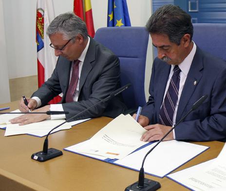 Revilla y Blanco durante la firma del compromiso para la construcci?n del AVE en agosto de 2010