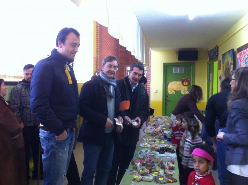 G. Carmona, P. Noriega y L. Estrada en el mercadillo solidario