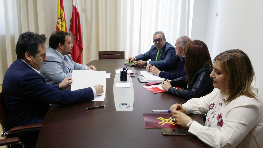 Los representantes del PRC, PSOE y Ciudadanos durante la reunión.