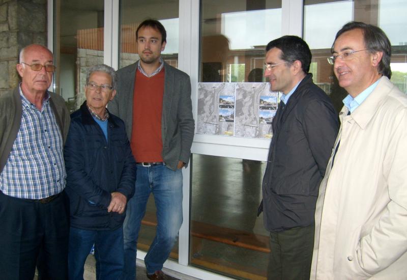G. Carmona, P. Noriega y L. Estrada con representantes de la AAVV de Barreda y El Salvador