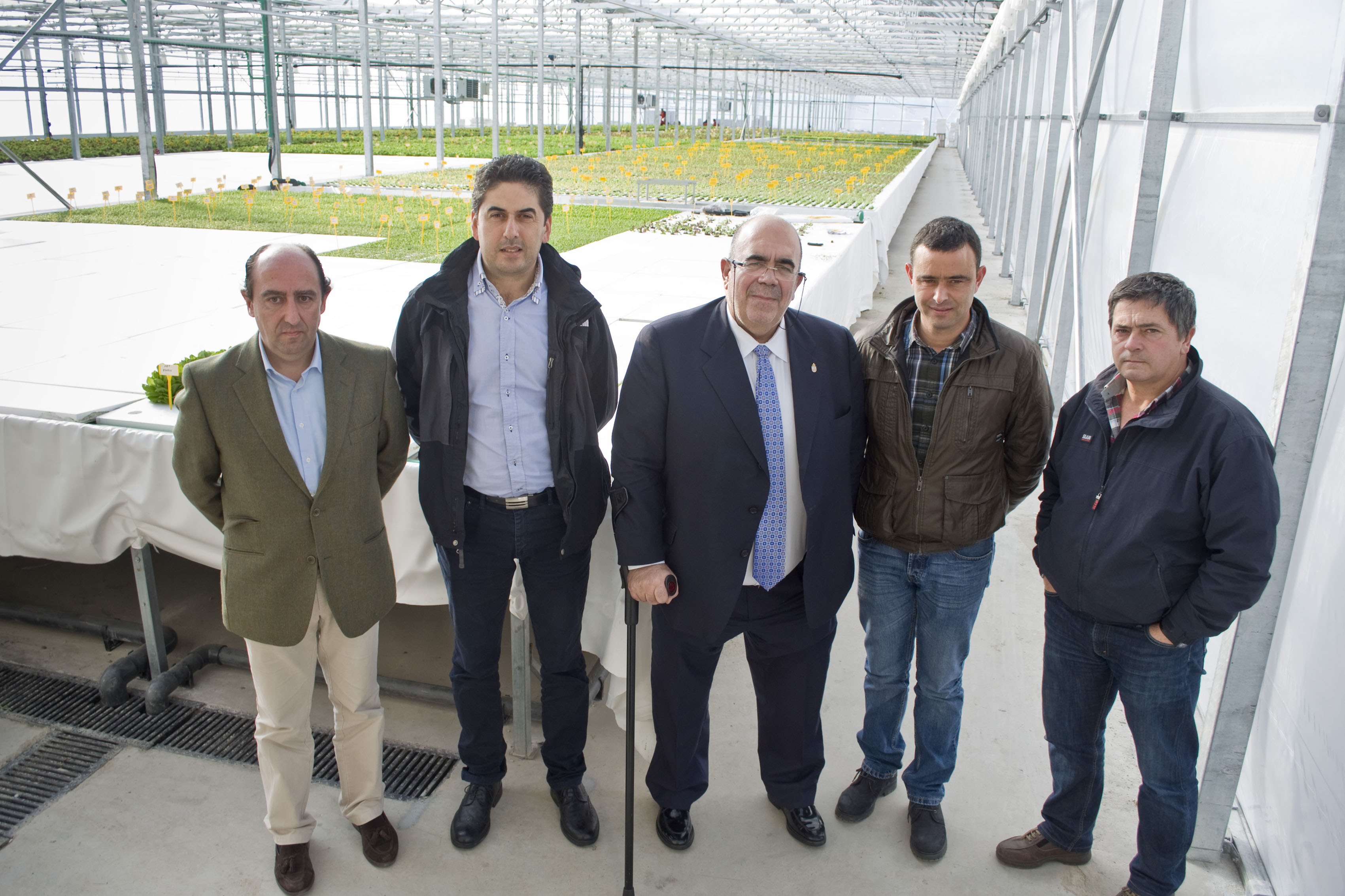 Jesús Oria durante la visita al invernadero para cultivo hidropónico de lechuga. (foto: Héctor Herrero)