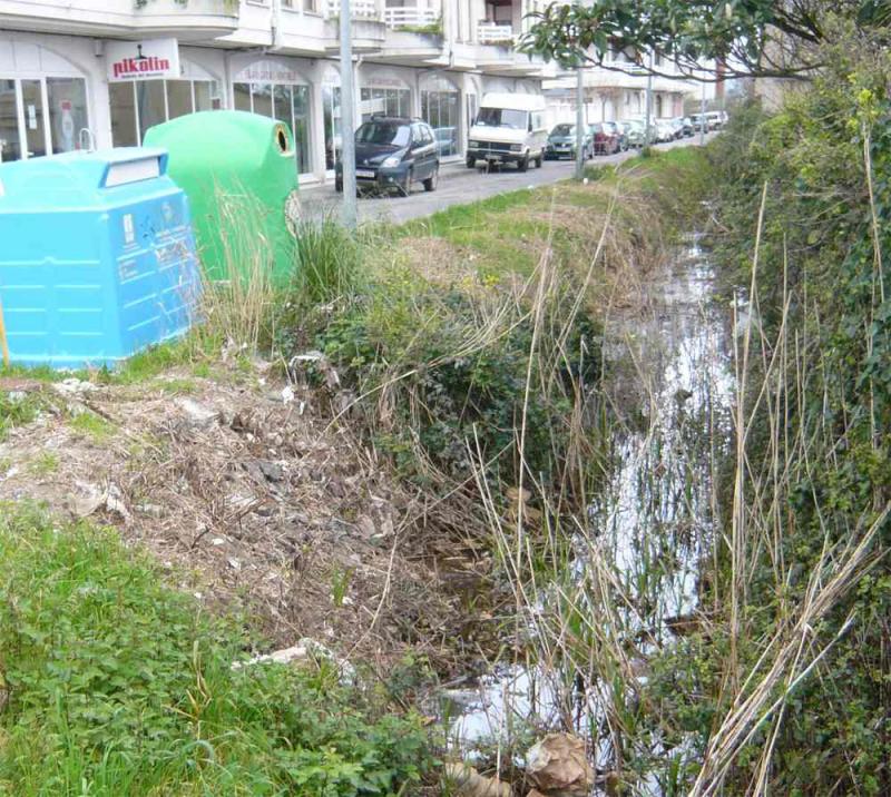 Situaci?n de los contenedores en la zona de servidumbre del Regato Madrre