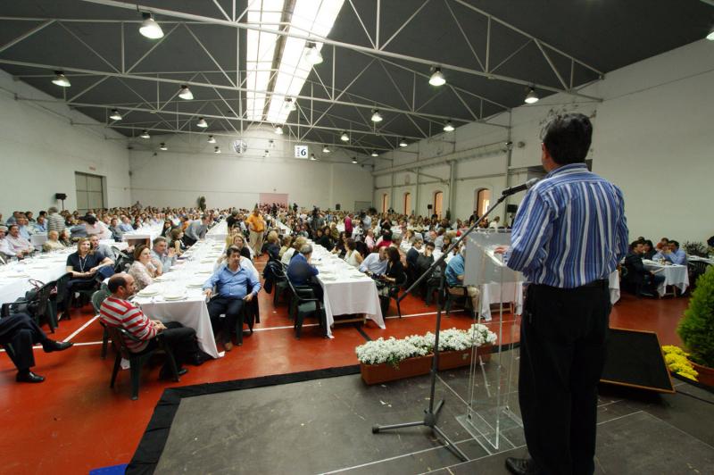 Revilla rinde homenaje ante m?s de 3.000 personas a quienes ejercen la pol?tica ?con vocaci?n?