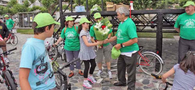Miembros del PRC de Laredo entregan un Ramo de Flores a Adolfo Zubillaga por haber usado la bicicleta durante toda su vida