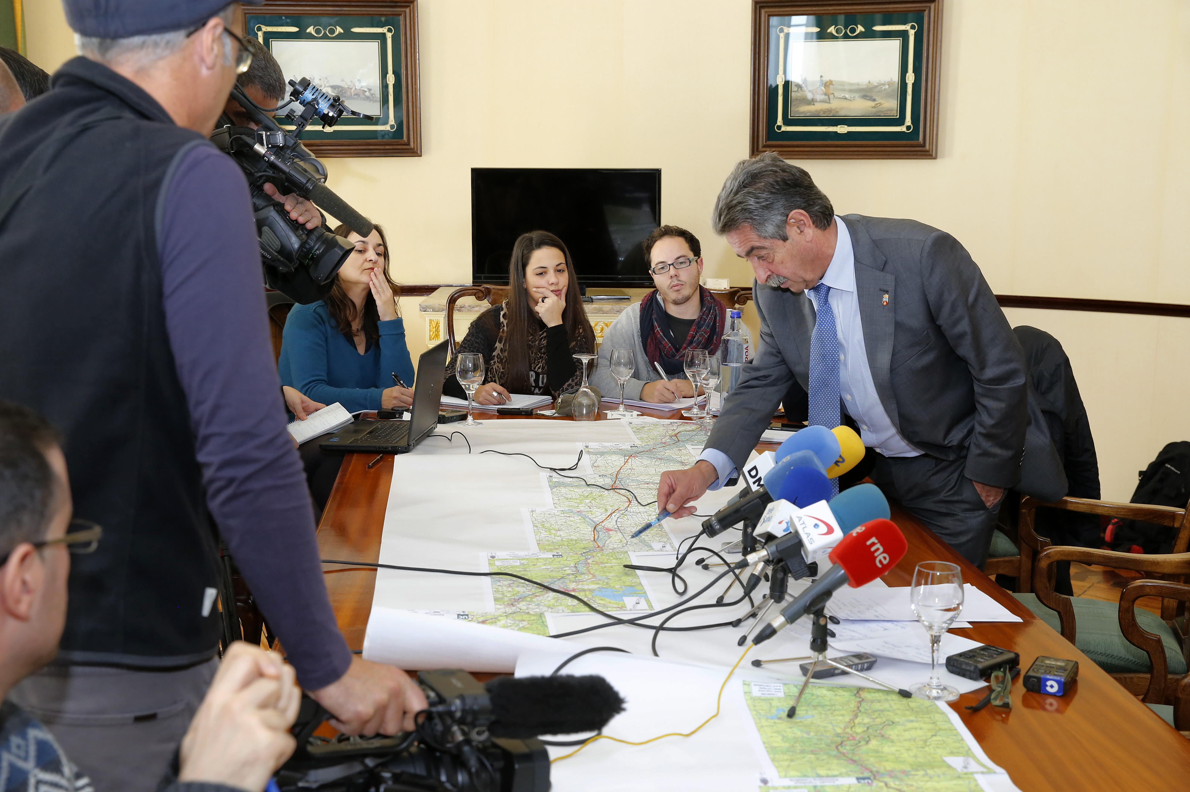 Miguel Ángel Revilla explicando los resultados de la reunión con la ministra de Fomento, Ana Pastor, a los medios de comunicación. (Foto: José Cavia).