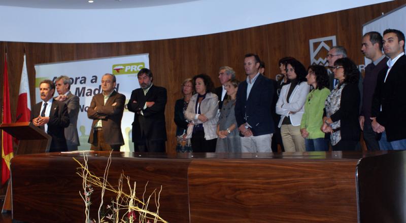 Revilla, en un momento de su intervenci?n, rodeado por los candidatos y otros cargos del PRC