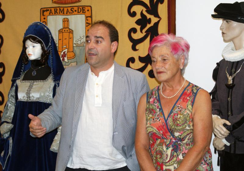Pedro Diego junto a la responsable del taller de Trajes de Carlos V y regionales