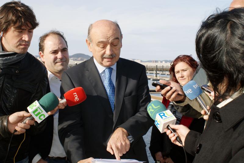 El diputado regionalista muestra a la Prensa los informes que avalaban el acuerdo adoptado por el anterio Gobierno