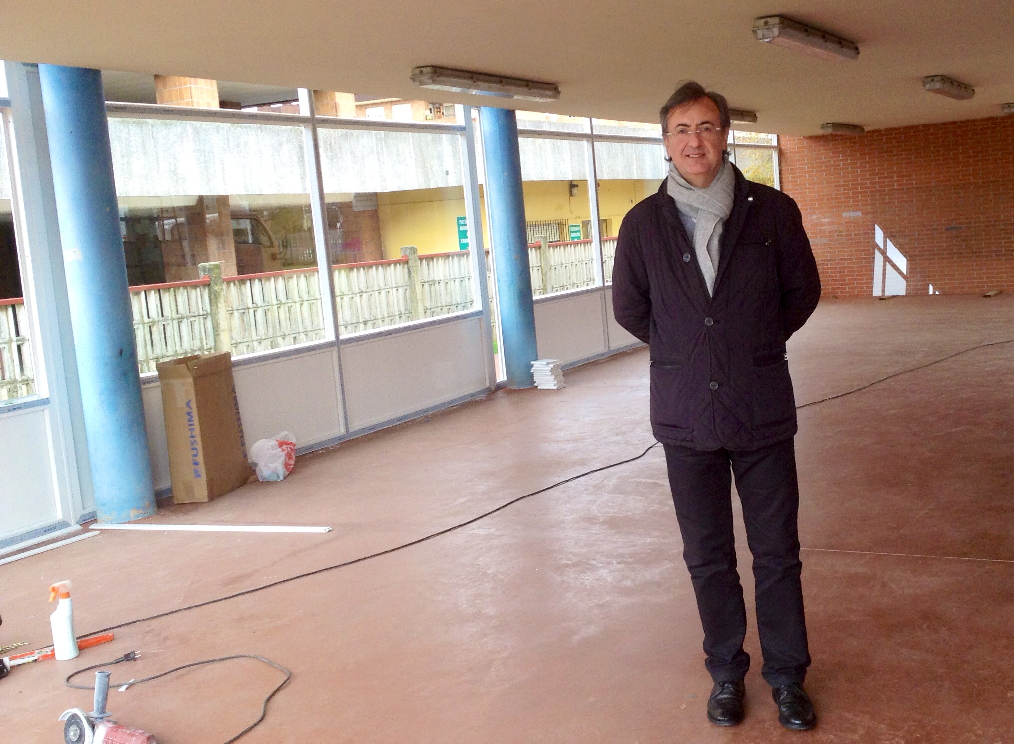 Pedro G. Carmona visita las obras de cerramiento del patio del parvulario Marigalante
