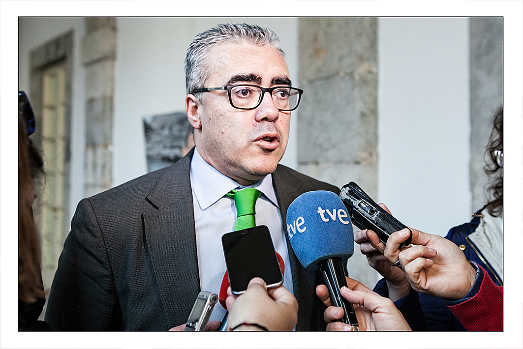 El portavoz regionalista, Pedro Hernando, atendiendo a los medios de comunicación.