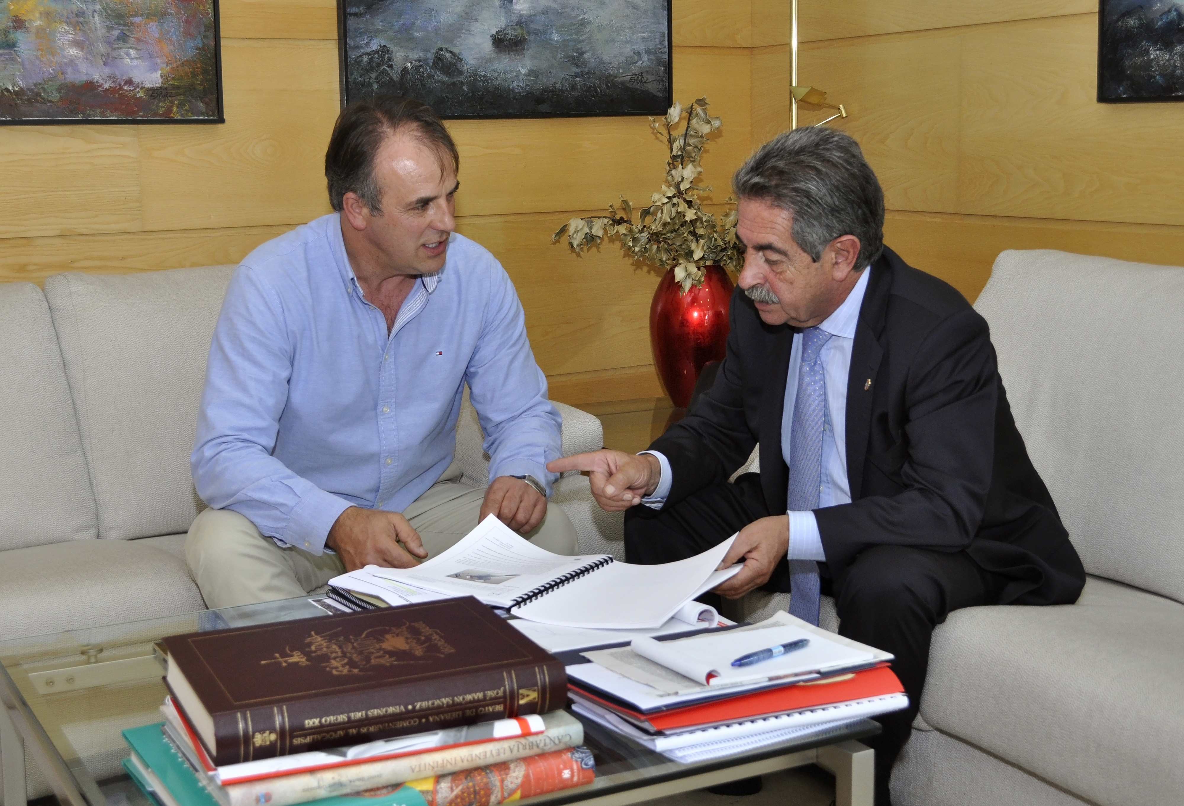 Momento de la reunión del alcalde de Vega de Liébana con el presidente de Cantabria, Miguel Ángel Revilla. (Foto: Gobierno de Cantabria)