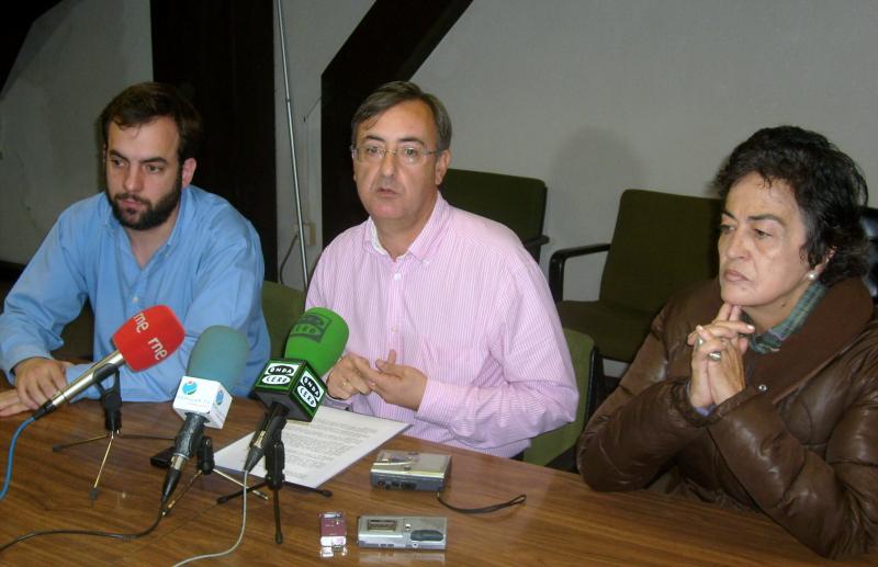 Rueda de prensa de Pedro G. Carmona y representantes del PSOE y ACPT sobre los campos de hierba de Tanos