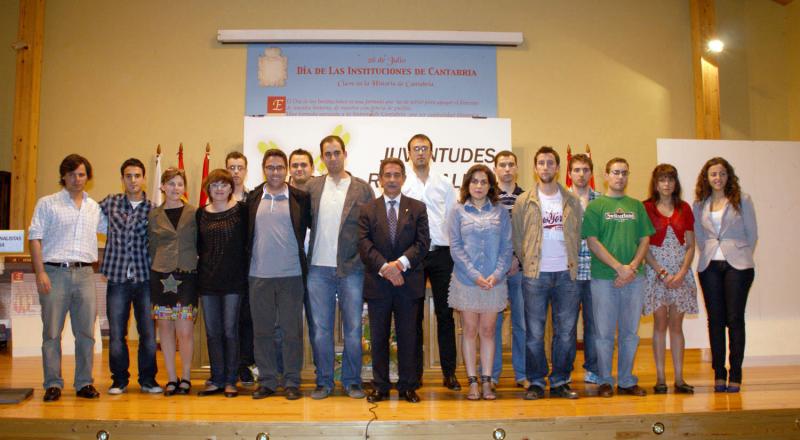 Revilla acompa?ado de la nueva Ejecutiva de Juventudes Regionalistas de Cantabriay el anterior secretario general, Ulises D?az