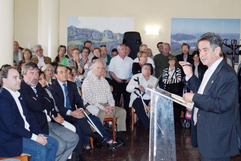 Pedro Diego, primero por la izquierda, escucha la intervenci?n de Revilla
