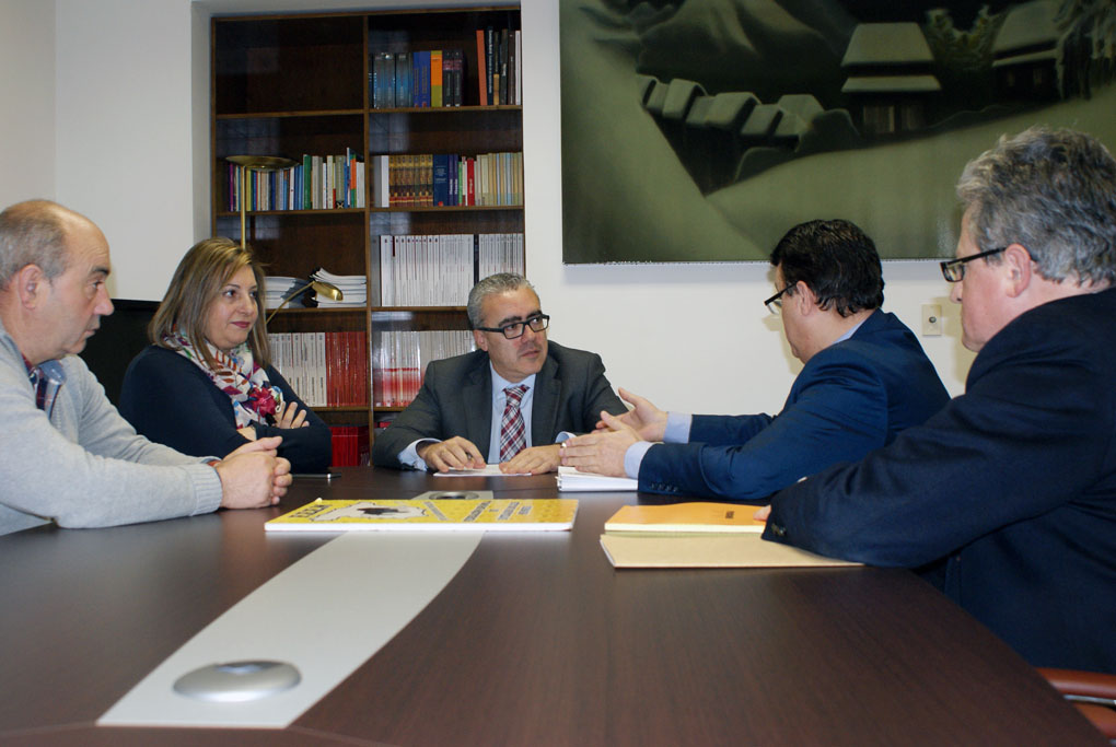 El portavoz parlamentario, Pedro Hernando, junto a la diputada Rosa Valdés durante la reunión con los representantes de la Federación de Entidades Locales Menores
