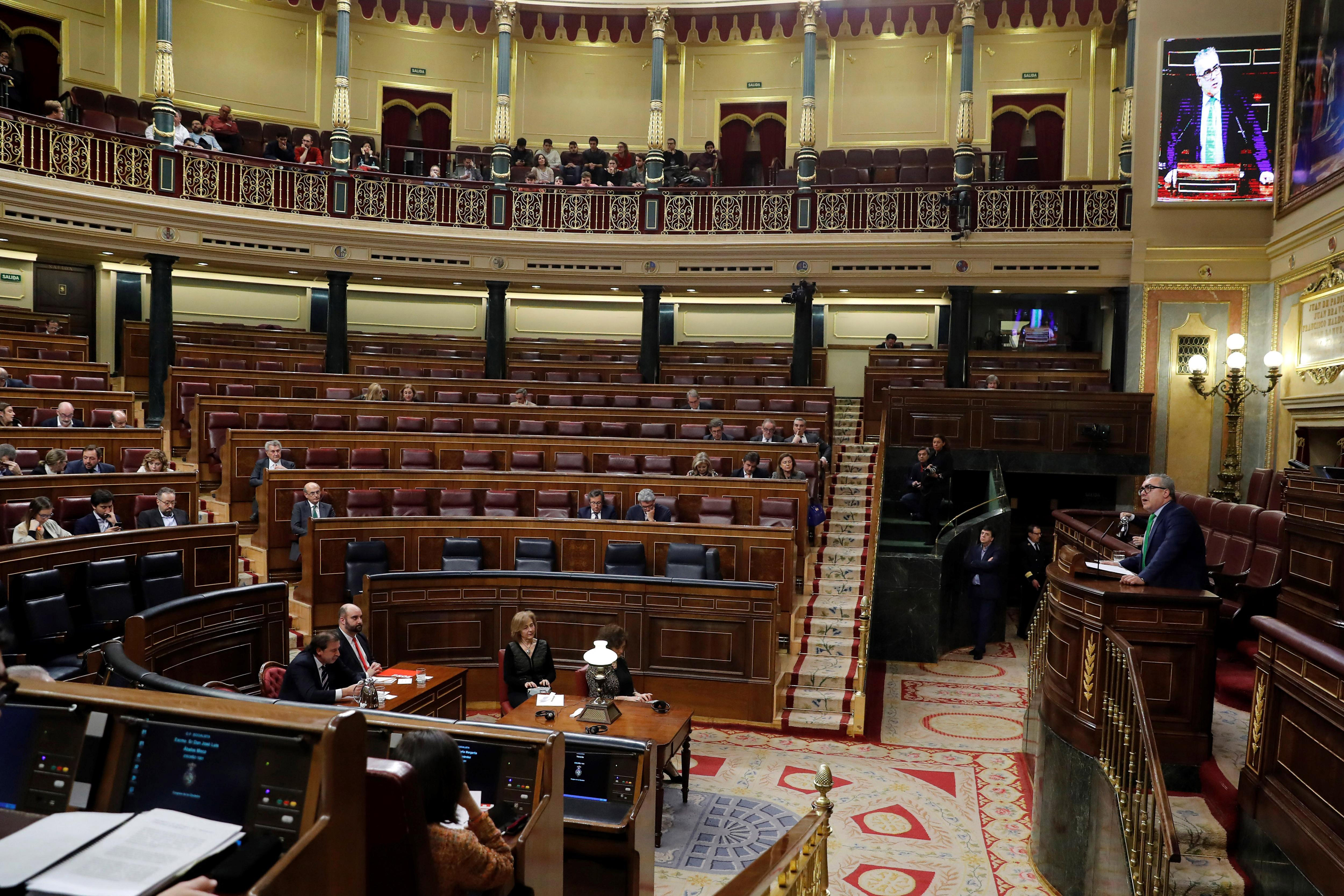 El portavoz regionalista se dirige a los diputados asistentes al Pleno del Congreso. (Foto: EFE).
