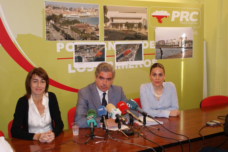 El portavoz regionalista, Jos? M? Fuentes-Pila junto a las concejalas Amparo Coterillo y Marta Trueba