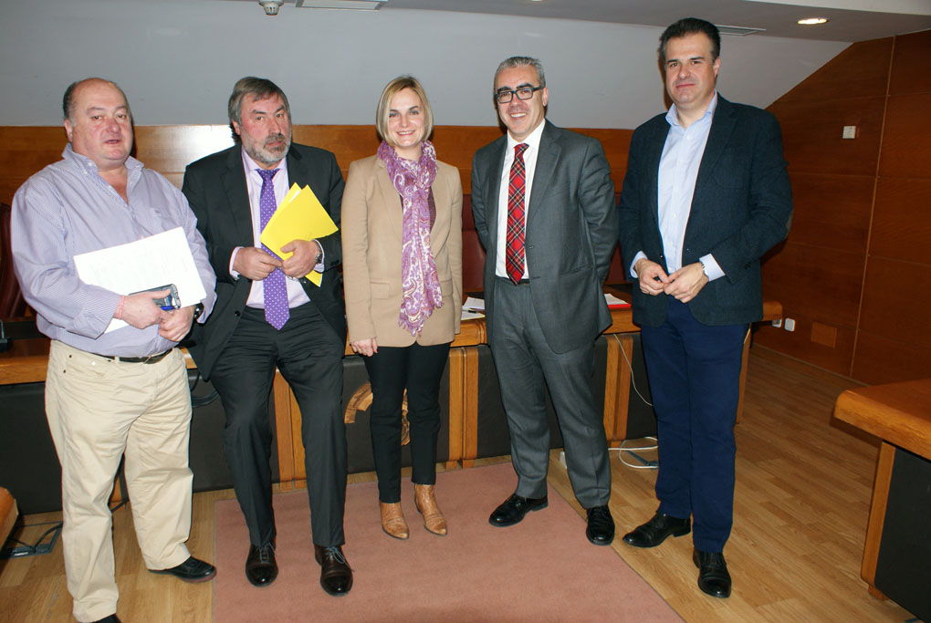 De izquierda a derecha, Ángel Sainz, Fernando Fernández, Ana Obregón, Pedro Hernando y Francisco Ortiz.