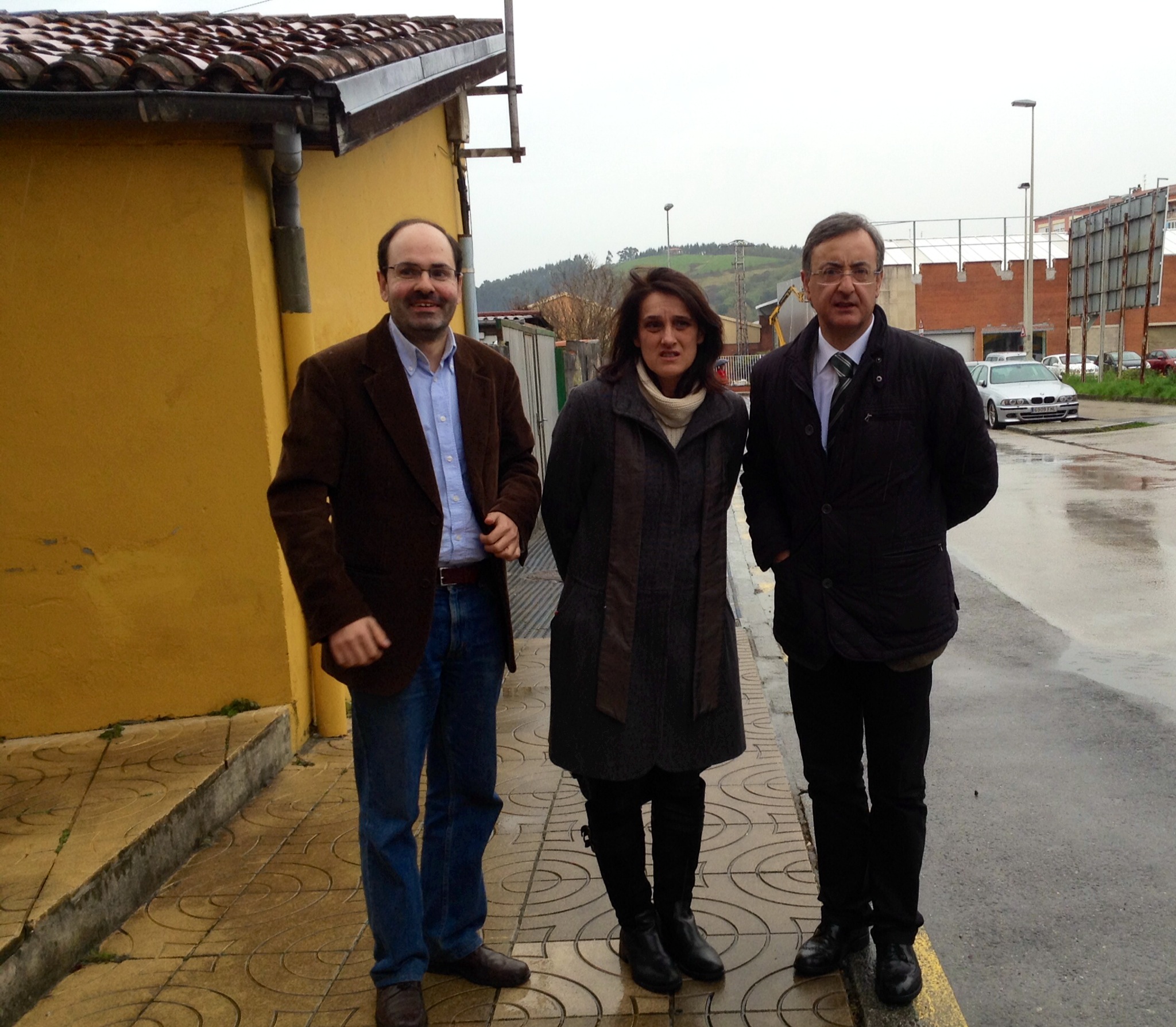 Pedro G. Carmona junto a la alcaldesa, Lidia R. Salm?n, y el concejal de Medio Ambiente