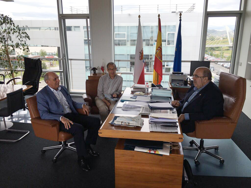 José Manuel Cabrero durante la reunión con el consejero de Medio Rural, Pesca y Alimentación, Jesús Oria.