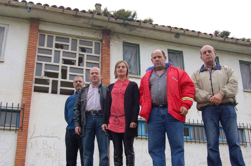 Los representantes regionalistas de Cay?n ante las antiguas Escuelas de Lloreda