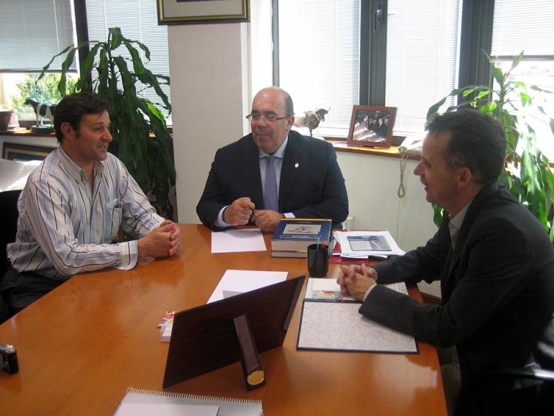 Miguel Arroyo, Jes?s Oria y el subdirector general de Biodiversidad, durante la reuni?n mantenida en la sede de la Consejer?a