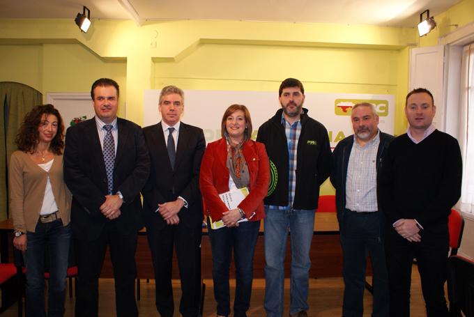 Rosa Vald?s (de rojo en el centro) y Jos? Mar?a Fuentes-Pila (a su  derecha), junto a representantes del PRC en Astillero, Camargo y Pi?lagos