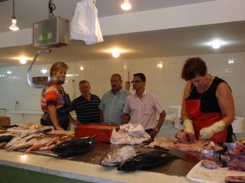 Visitando los puestos del pescado