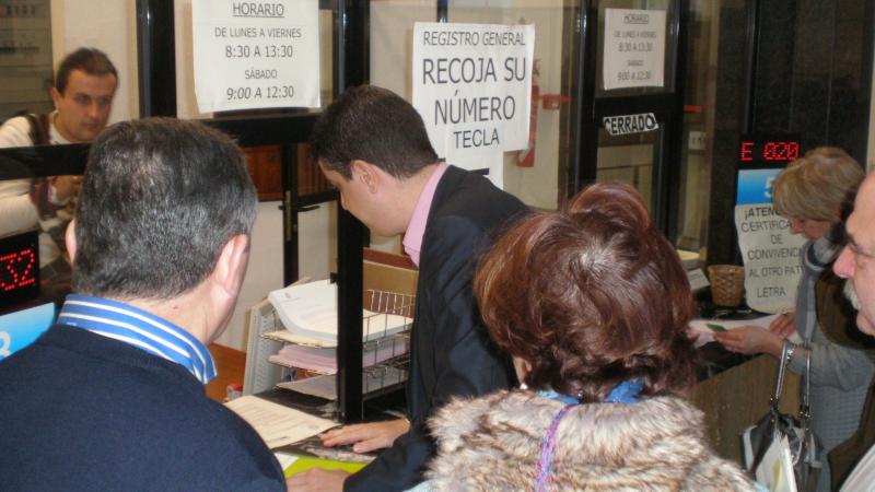 EL portavoz regionalista registrando la enmienda a la totalidad a los presupuestos de 2011